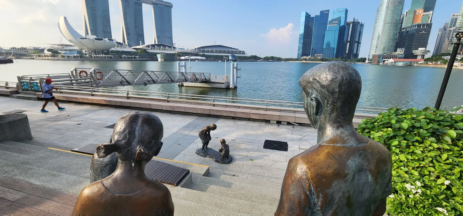 Makan Angin sculpture by Lim Soo Ngee at the Esplanade Waterfront