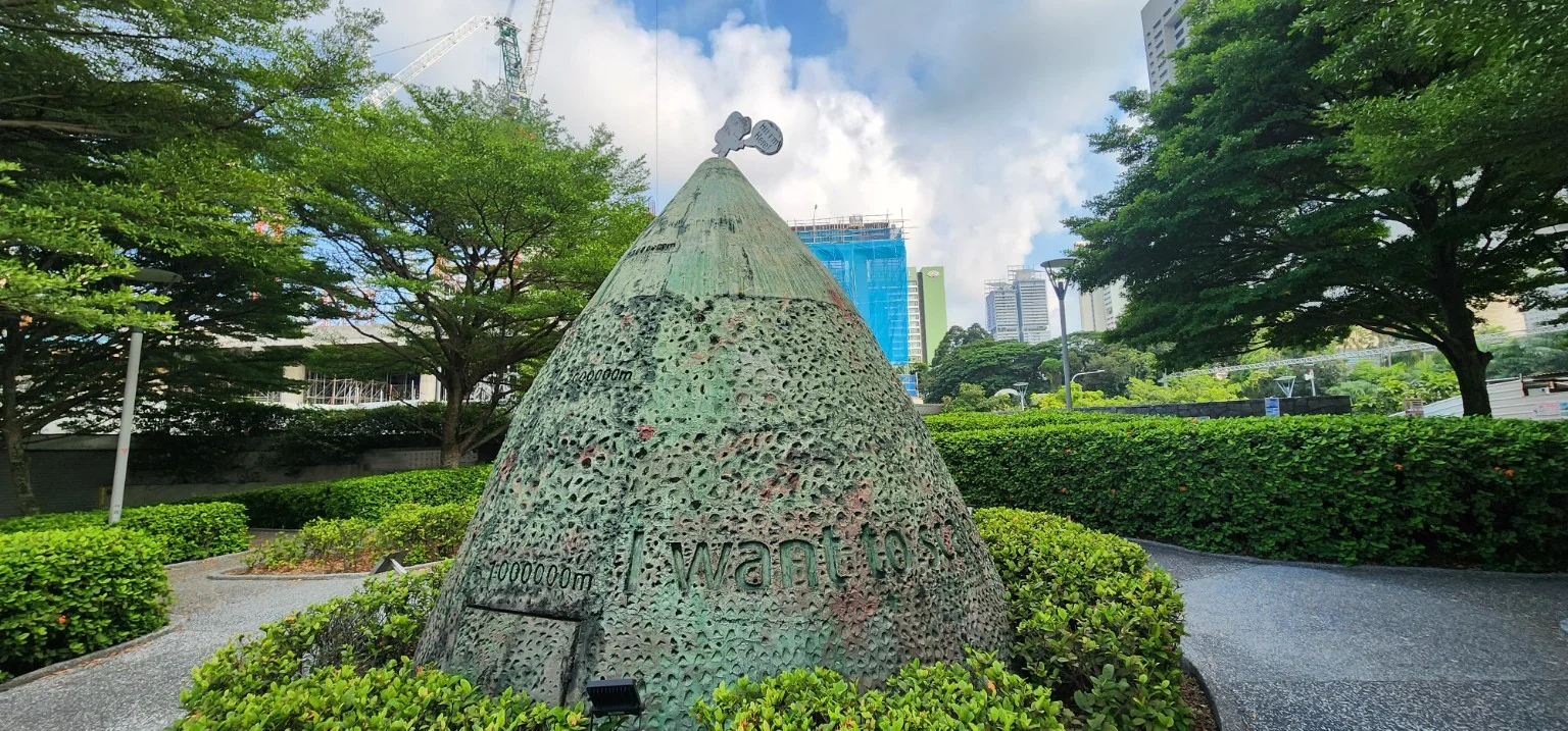 Makan Angin family sculpture overlooking Marina Bay
